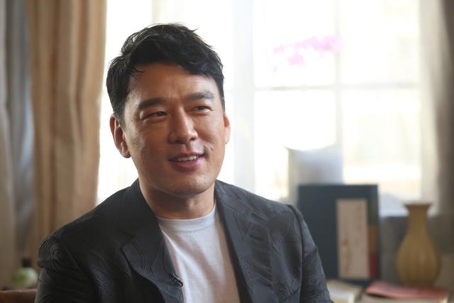 不卖皮鞋做网红，星期六签约王耀庆后，中报仍亏1亿多