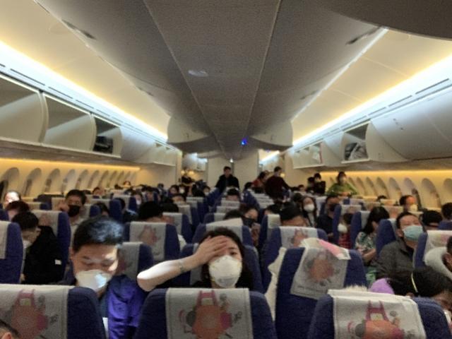 一趟除夕被隔离的飞机：乘客落地见到防护服傻眼了，机组也被留观