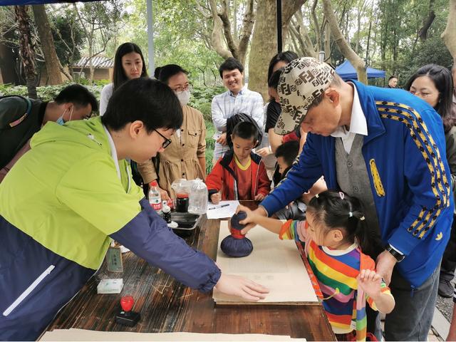 爱因斯坦亲笔签名的传记、中国“天学入门第一书”……来这个展览感受生命之光