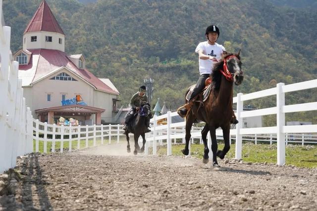 10个快问快答！夏日出游，成都五大时髦辣妈这样带娃→