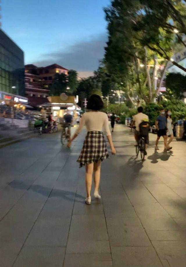 许晴夜走生图流出，穿短裤前凸后翘，大好身材完全不像51岁阿姨