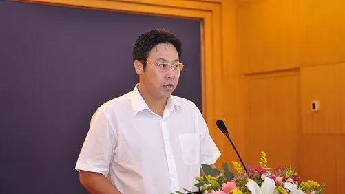 被控五宗罪，涉案超100亿，雇保镖54万、女儿买大衣4万统统报销！这家银行原董事长受审