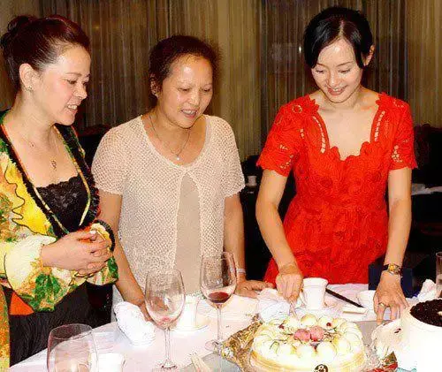 “国民婆婆”张凯丽，嫁地产大亨全家幸福至今，23岁女儿貌美如花