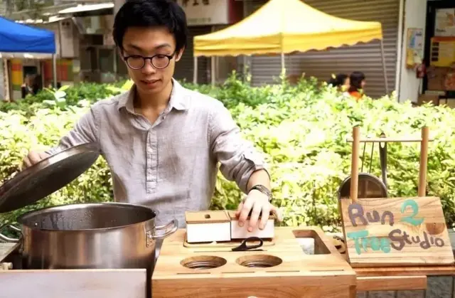到街上捡烂菜做衣服，他的作品轰动了整个设计界