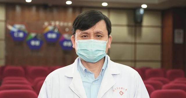 张文宏，一夜爆红成全民偶像，却极力把自己往人间拽