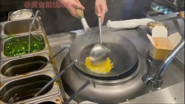 新加坡美食广场，海鲜炒饭，这份快餐味道还不错