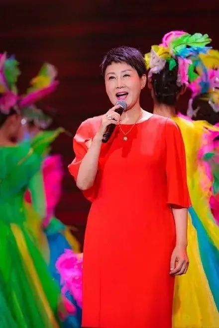 “国民婆婆”张凯丽，嫁地产大亨全家幸福至今，23岁女儿貌美如花