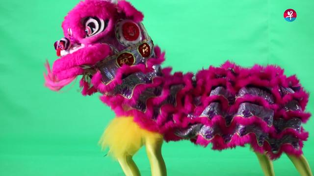 穿裙装踢踏舞“舞狮”新加坡网民不买账