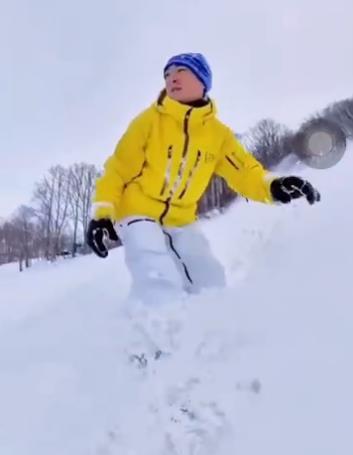 王思聪日本滑雪照曝光！带暧昧女网红出行，狗保姆和男友也在其中