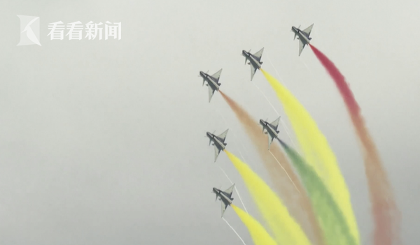 八一飞行表演队新加坡上演空中芭蕾 隔空祝福：武汉加油