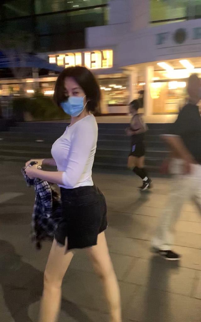 许晴人间尤物！51岁穿紧身针织衫前凸后翘，“蜜桃臀”太不真实