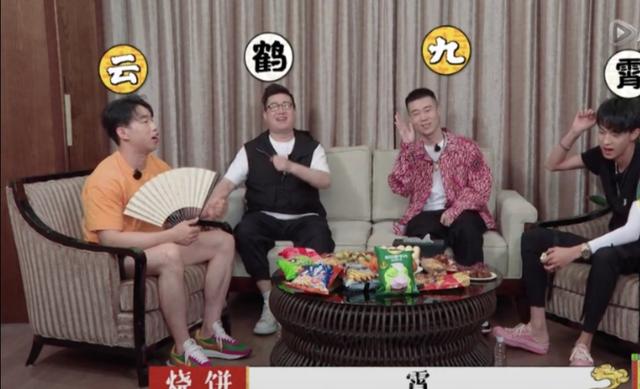 秦霄贤中途离开过德云社，曾去新加坡留学