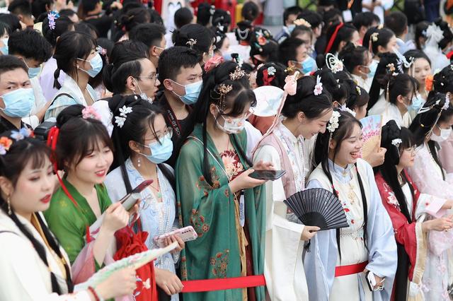 汉服“归来”十八年：从圈层文化到政策扶持下的“百亿产业”