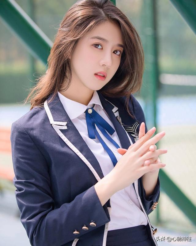 新加坡大美女李凯馨的时尚穿搭，“高颜值”“好身材”行走的衣架
