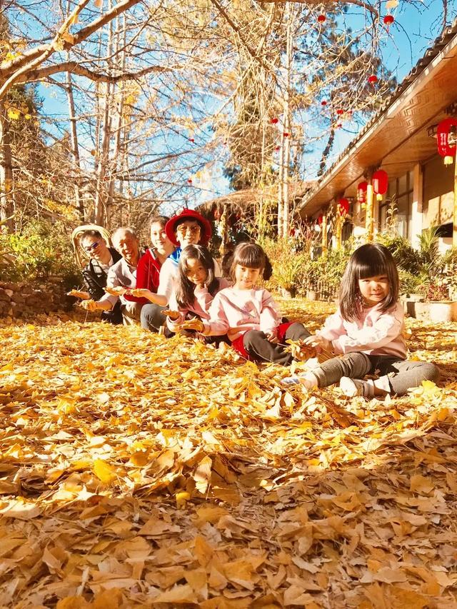 福建首例小儿麻痹康复者！在新加坡生了3个娃，家庭事业双丰收