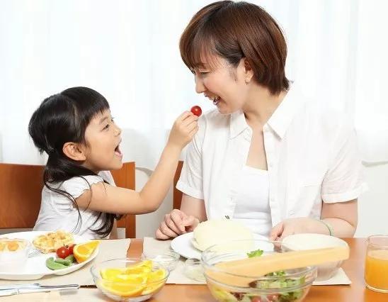 街坊服装店阿姨拉我妈妈做虚拟币，我看一眼拽着我妈往外跑