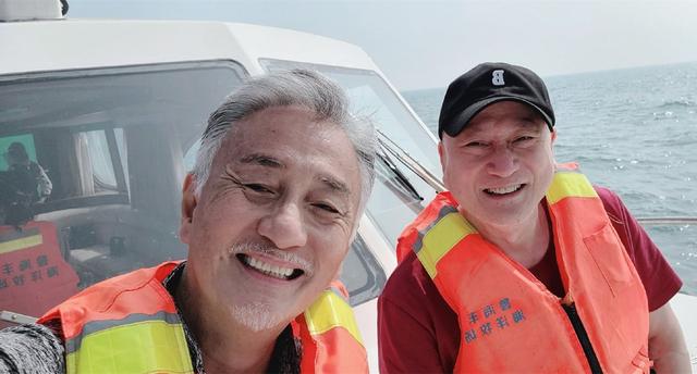 吴岱融汤镇业坐游艇出海玩，相识多年感情好，年轻时常被说长得像