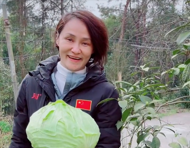 51岁跳水皇后接地气！打扮朴素亲自下田割菜，素颜出镜似冻龄