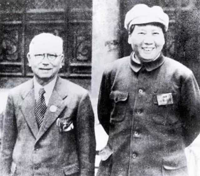陈嘉庚回国捐物资，毛主席为何用两菜一汤接待他？佩服主席智慧