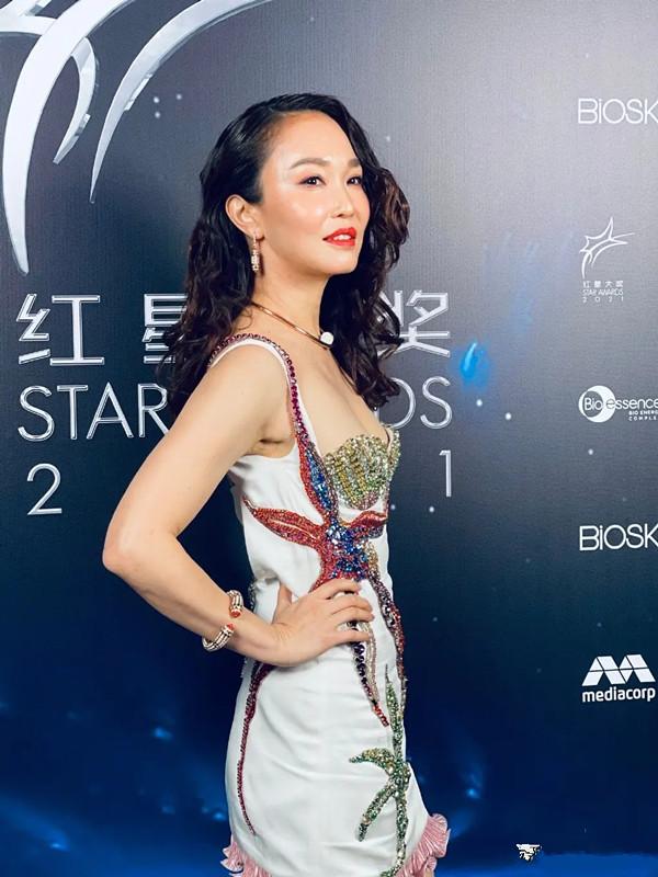 新加坡“一姐”范文芳好敢穿 钻石抹胸秀骨感身材 不像50岁的人