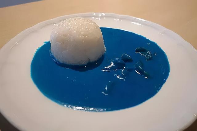 新加坡蓝色火锅爆火，顾客赞不绝口！网友：这洗衣液能下得了嘴？