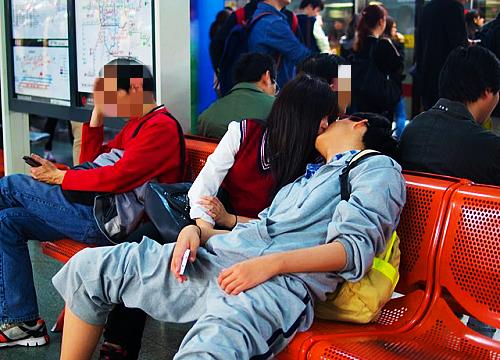 “秀恩爱”违法！“蹭网”也违法？各国“奇葩”法律大赏