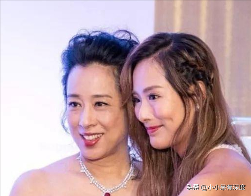 朱玲玲62岁，气质不输当年，她与郭晶晶婆媳二人，都让人刮目相看