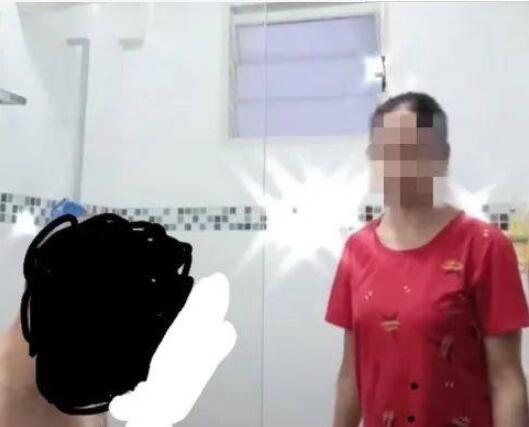 疯了？新加坡女佣将老翁洗澡画面拍成短视频，遭网友炮轰