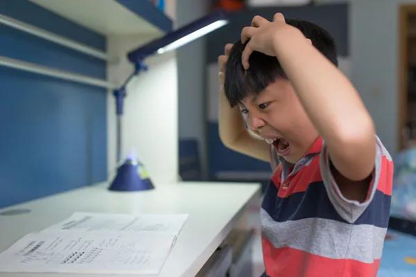 新加坡一道小学数学题难倒无数学生，学生们沮丧掀桌甚至流泪呕吐
