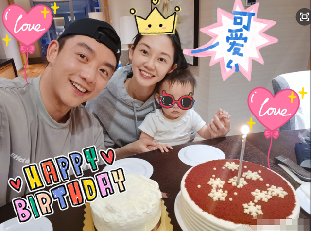 郑恺33岁老婆晒庆生照！1岁女儿正面照首曝光，小酸奶嘴巴超像爸
