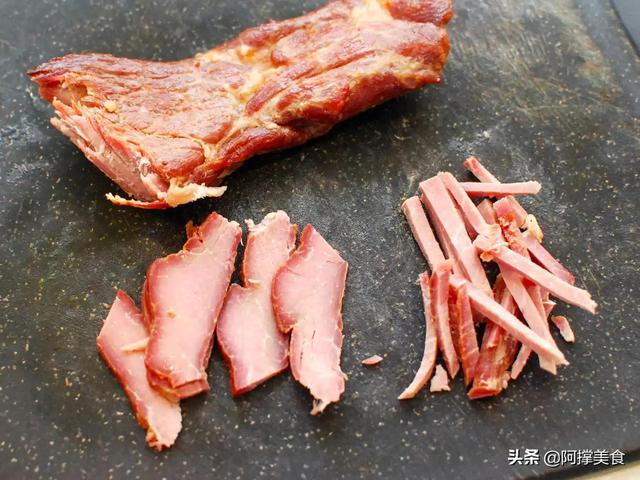 最普通的一份式炒米粉，充满叉烧肉和鲜虾咖喱风味