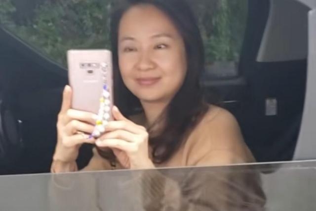 吴镇宇妻子50岁生日，儿子费曼亲吻送祝福，晒妈妈旧照太惊艳