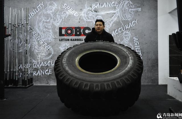 220斤“肥宅”变身“肌肉男”教练 80后小伙放弃30万年薪“玩”体能
