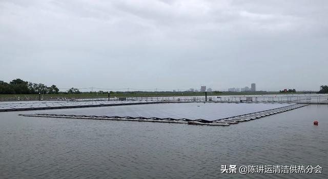 新加坡巨大的浮动太阳能电池板为其水处理厂供电