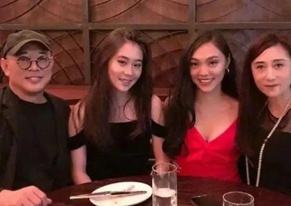 李连杰协助女儿出道，频频亮相各种活动提高知名度，穿着很简约