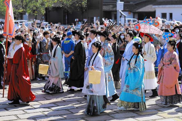 年轻人越来越爱买国货，只是因为民族自信吗？