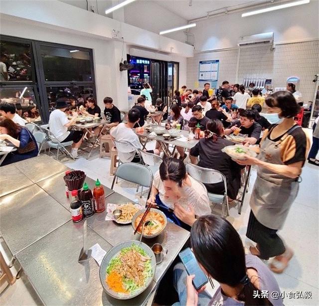 广东特火的粉店，食客提前1小时来排队，经常被问何时开分店