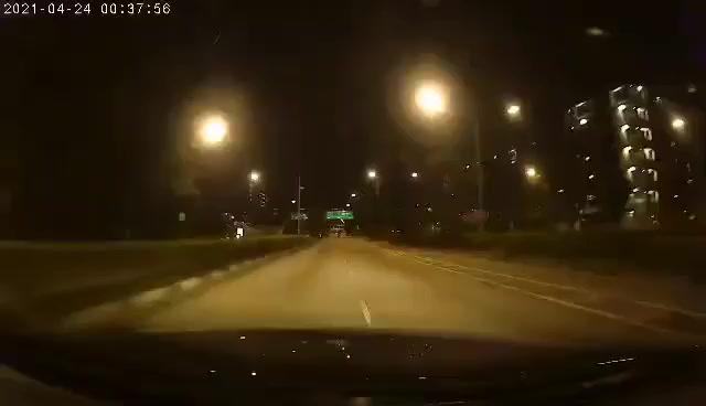八名脚踏车骑士夜占快速公路！后方车辆狂按喇叭