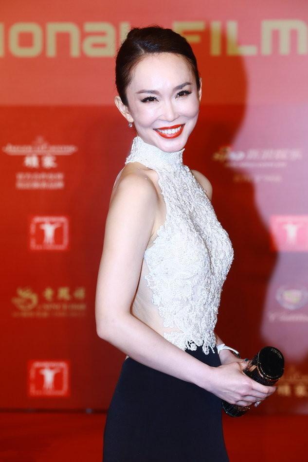 新加坡“一姐”范文芳好敢穿 钻石抹胸秀骨感身材 不像50岁的人