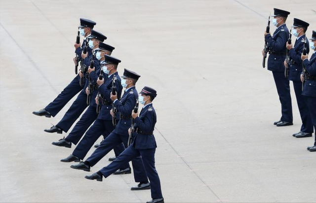 从英式步操转中式 港警迈向什么？