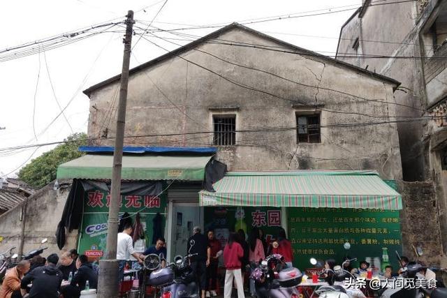 广东小哥在农村炸豆腐，20元1盘传承了上百年，蘸葱盐水口口入味