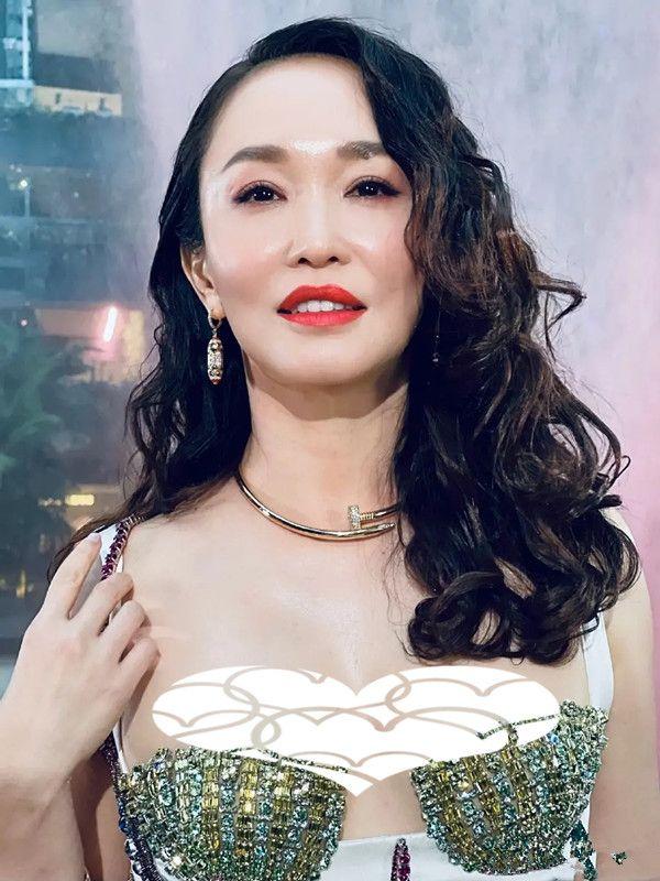 范文芳现身活动，衣着大胆但身材保养很好，不愧是新加坡一姐