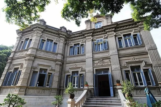 他从理发师逆袭成首富，巅峰时比马云还有钱，只因他懂这3个定律
