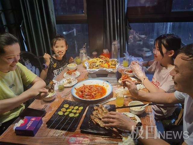 跟着味蕾游荆楚｜越夜越动人，洪湖风情街“蟹”逅撩人美味