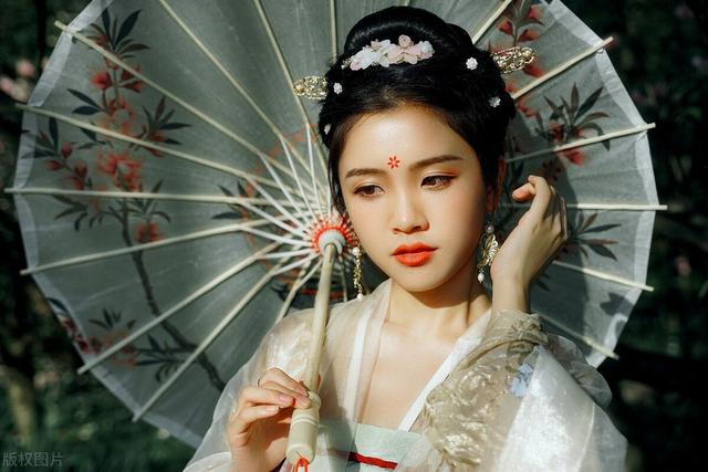 汉服是一种美学，也是国内高端消费文化的培养与塑造