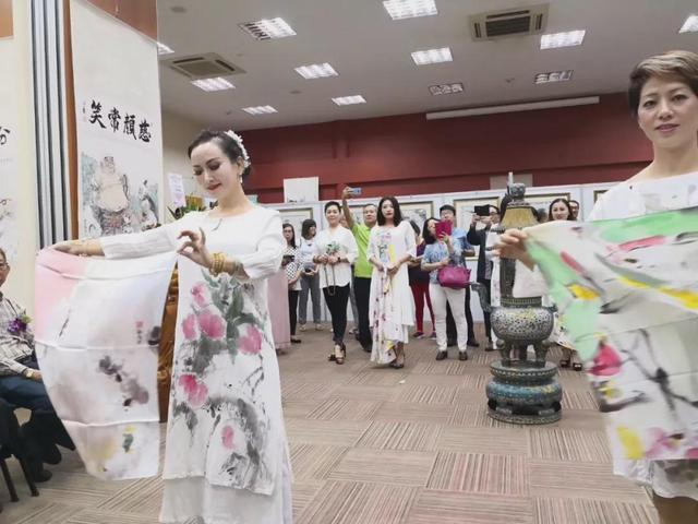 张智棟大师创作的手绘新禅意服装和丝巾作品靓丽展演