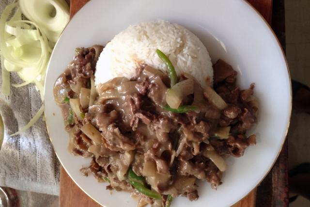 单靠一道牛肉饭做到门庭若市，现在餐饮三要诀味美！廉价！快速