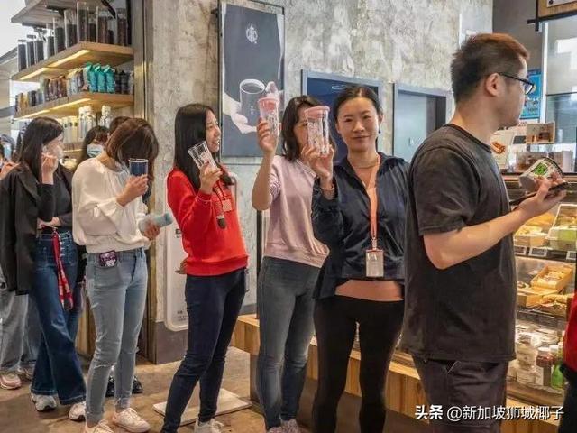 星巴克自带杯咖啡免费，队伍排疯了！中国、新加坡星巴克不一样