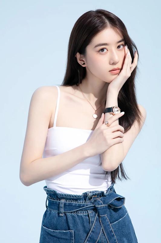 新加坡甜美女神李凯馨 穿白色吊带秀娇嫩肌肤 脸蛋美过范文芳
