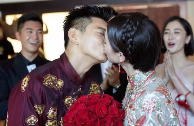 “霹雳虎”吴奇隆藏着无数辛酸的前半生，和他背后的温柔女神